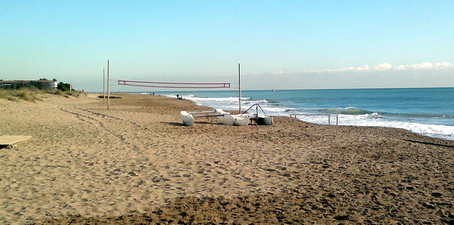 Vista en direccin Barcelona de la zona de la playa de Central Mar de Gav Mar donde ha habido dos regresiones consecutivas de la playa y donde los campos de voley-playa han quedado al lado del mar. Uno de los 4 palos ha sido retirado. (27 de Diciembre de 2011)